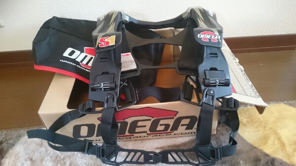 バイクツーリングで首を守るプロテクター OMEGA S1ネックブレース