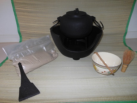 茶道具 茶釜 五徳付 鉄製 風炉 公式通販 銘なし (かん)⁄付き 笹爪⁄