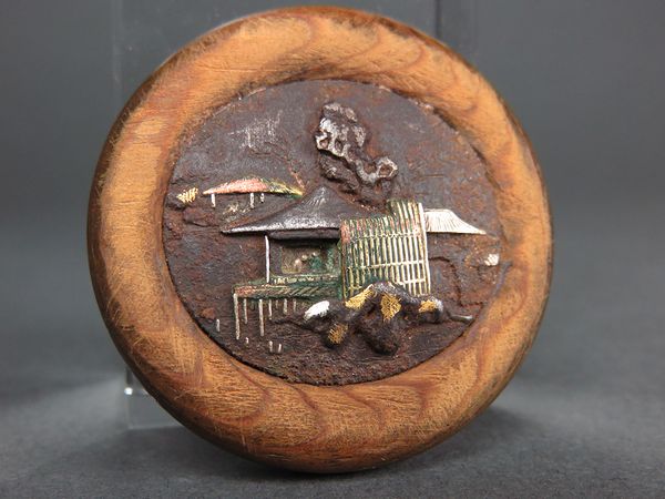 ●　木製枠鉄地金銀象嵌鏡蓋根付　●