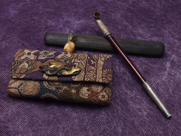 JA】鯉紋前金具 在銘 刺繍煙草入れ 彫金金具煙管筒 煙管在銘 相良刺繍