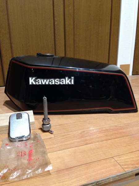 キャワサキ　Z1r2型タンク z1r2型タンクフルセット！タンクキャップ新品！ピンゲルコック