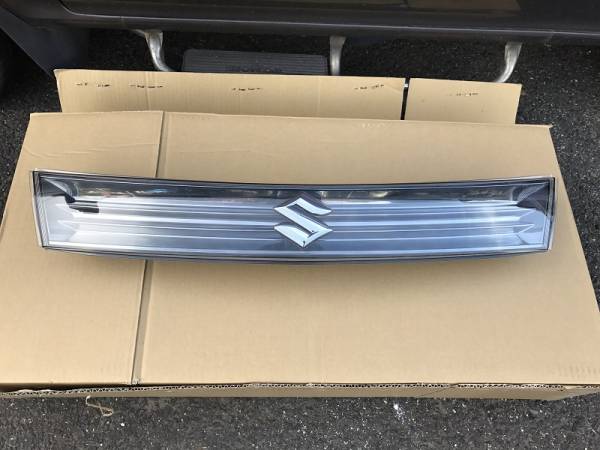 送料無料】破損なし MK21S パレットSW 純正 フロントグリル 72110