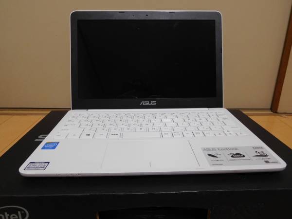 【64GBモデル・箱あり・中古】 ASUS X205T 人気のホワイト