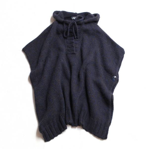MAX and CO.｜厚手のニットポンチョ