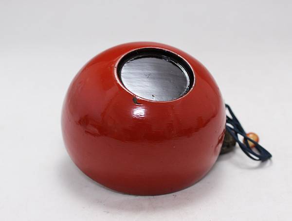 朱塗ぐい呑に金工根付 提げ物