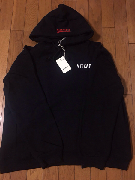 vetements ヴェトモン 赤刺繍 文字パーカー フード L(Lサイズ)｜売買 