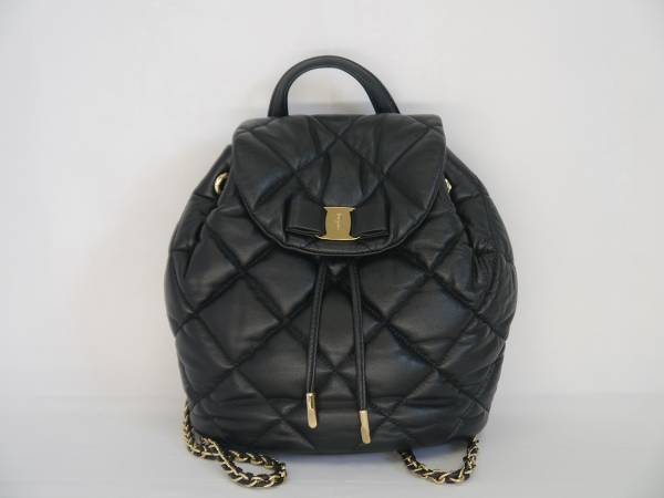 フェラガモ】レザーリュック/ヴァラ/黒×ゴールド金具/美品/即決 H希少 