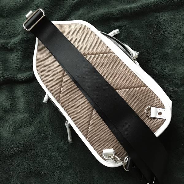 ボディバッグ 新品未使用 ホワイト ポケット多数