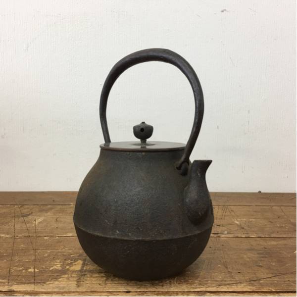鉄瓶 ⭕⭕⭕KG2⁄95 無銘 継ぎ目 模様 菊摘み 紫斑銅蓋 総