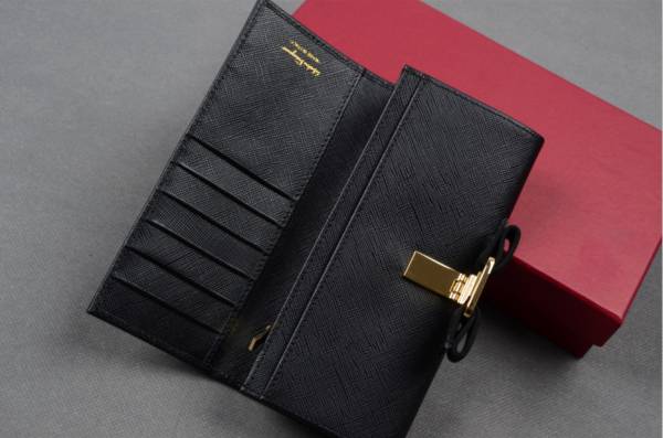 ★ブラック・黒★　サルヴァトーレフェラガモ 可愛いリボン付き 長財布