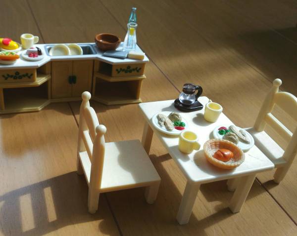 シルバニアファミリー 届いてすぐに遊べる 赤い屋根の大きなお家 二段ベッド キッチン 食べ物 家具 小物 人形 シルバニアファミリー 売買されたオークション情報 Yahooの商品情報をアーカイブ公開 オークファン Aucfan Com