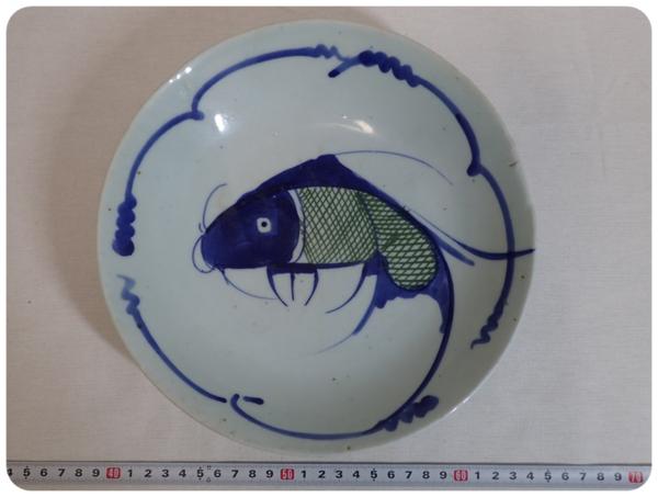 古伊万里　鯉の図染付大皿　直径：23.2cm　時代木箱付