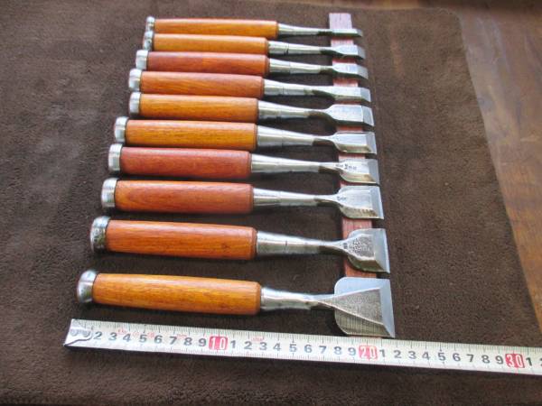 鑿 　追入鑿 　手作り花梨柄　　在銘有　１０本　大工道具 　　中古品　検索　叩き鑿　追入鑿　のみ　ノミ