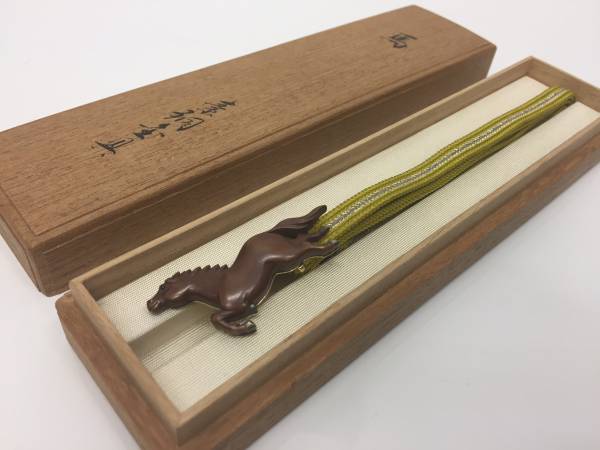 ◇希少◇銘：鈴木美彦（よし彦）帯留め 『馬』 K18刻印有 共箱入り 