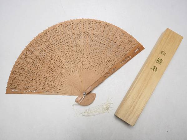 T705254 【 白檀扇 白房 桐箱付 】　検) 木工芸 和装小物 彫刻 木製 透かし彫り 扇子 扇 白檀 香木 無垢材 レトロ ⅰ
