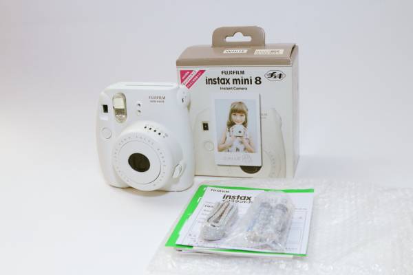 【未使用品】フジフィルム　instax mini8 ホワイト