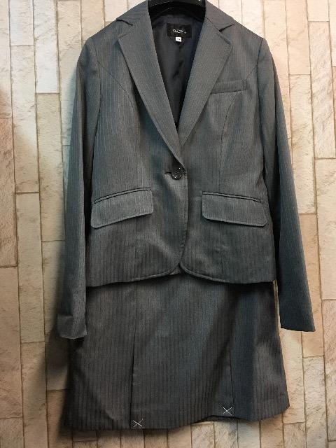 新品☆11号♪グレーのシャドーストライプの洗えるスカートスーツ☆j759