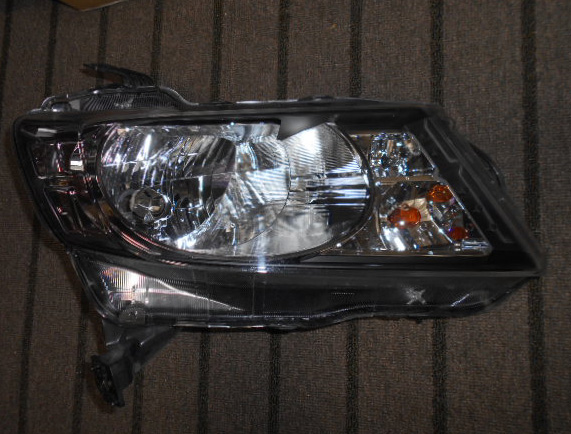 美品　フリード　スパイク　GB3　HID　右　ヘッドライト