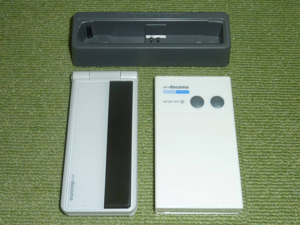 【超美品】★★ docomoドコモ　 P-01E　白ホワイト 充電卓上ホルダ＆補助充電バッテリー付★★_1