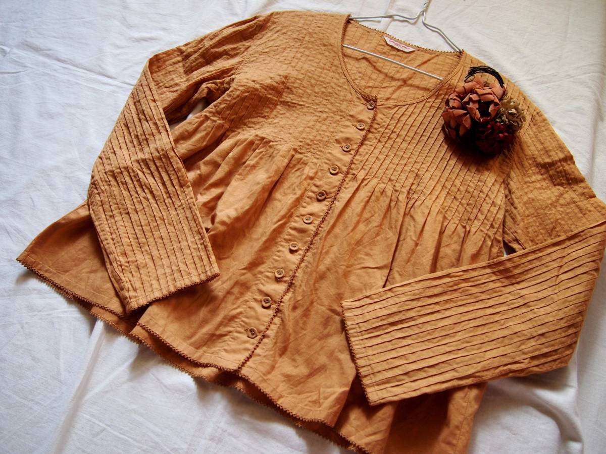 ワンダフルワールド／縦ピンタックくすみオレンジ長袖ブラウス