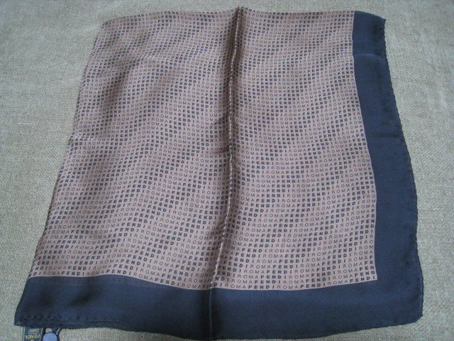 直営店品 フェンディ FENDI シルク SETA100% 薄手 ロゴ 文字柄 ROMA スカーフ 黒 茶 イタリア製