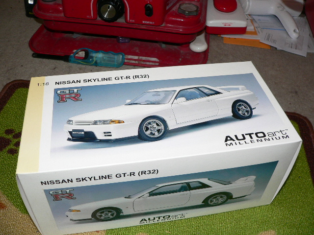 長期在庫品1/18白い紙の箱スカイライン GTR R32 ( CRYSTAL WHITE