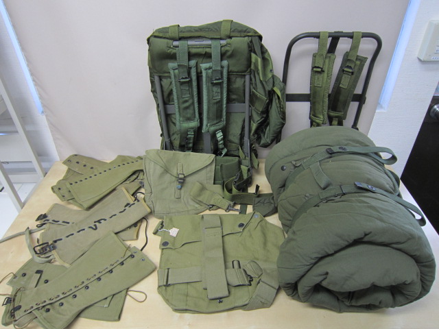 詳細不明 ミリタリーセット フレームザック 寝袋 マミー型 シュラフ ヘビーウエイト ガスマスクケース 等