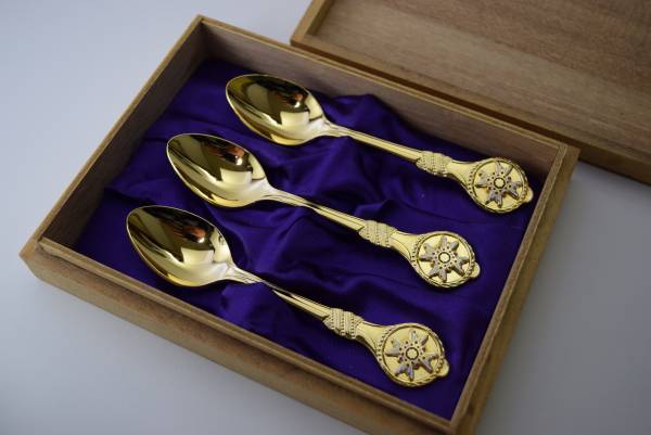 入手難　　瑞宝章入り金メッキスプーン ３本セット 未使用