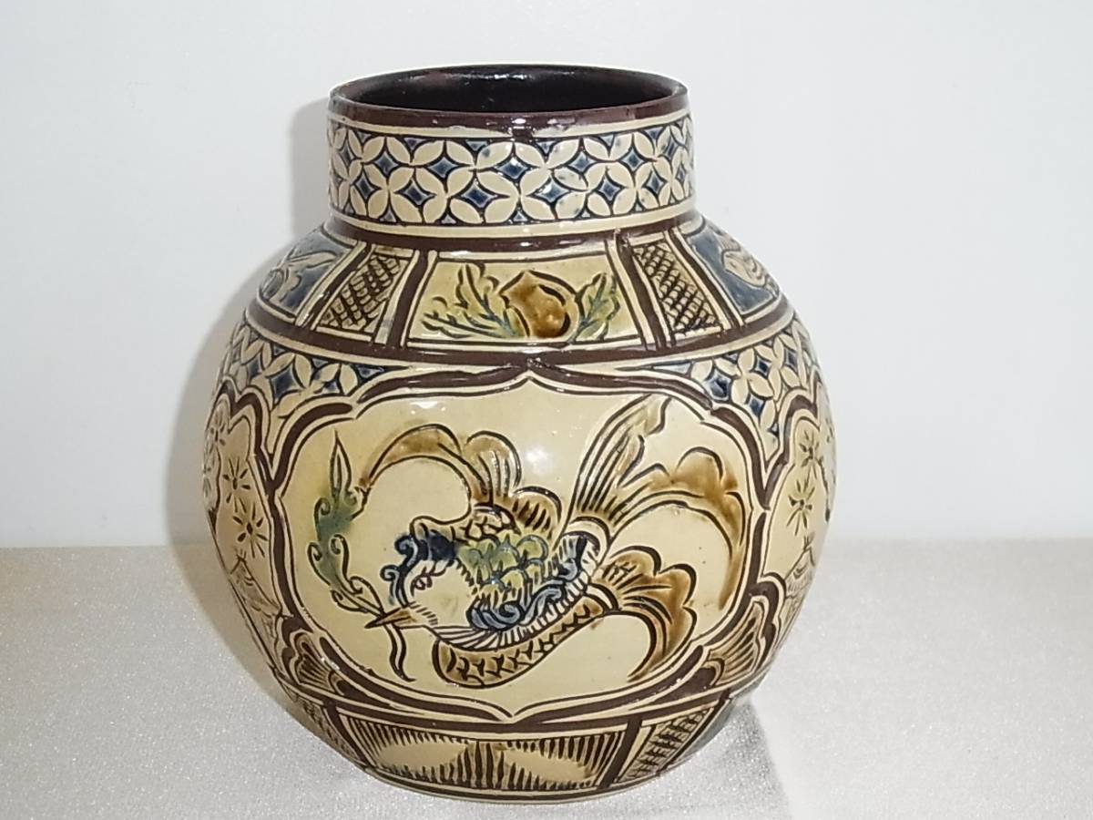 壺屋焼 人間国宝 金城次郎作 花瓶 花入 – 沖縄 - 魚文 海老魚文