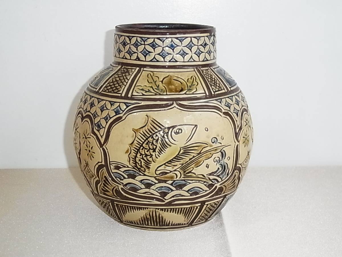 壺屋焼 人間国宝 金城次郎作 花瓶 花入 – 沖縄 - 魚文 海老魚文