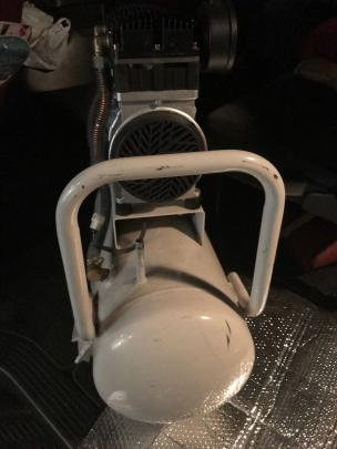 ジャンク品 オイルレス コンプレッサー 100V DZW038 現状品