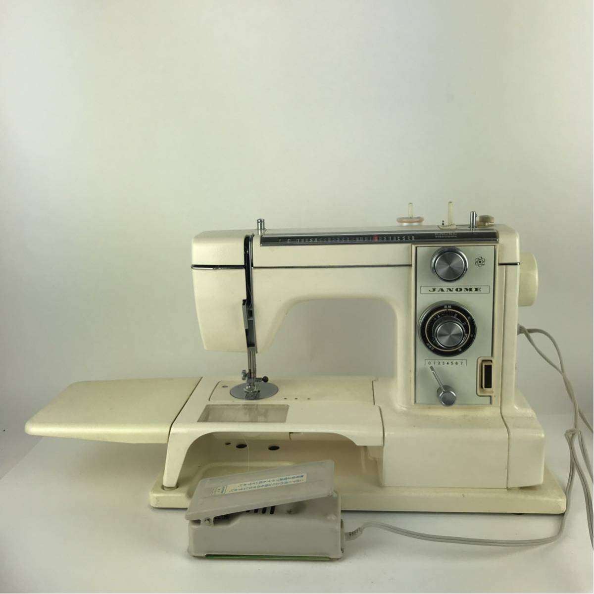 ジャノメ エクセル.フリーモーション刺繍もできるレトロミシン 815