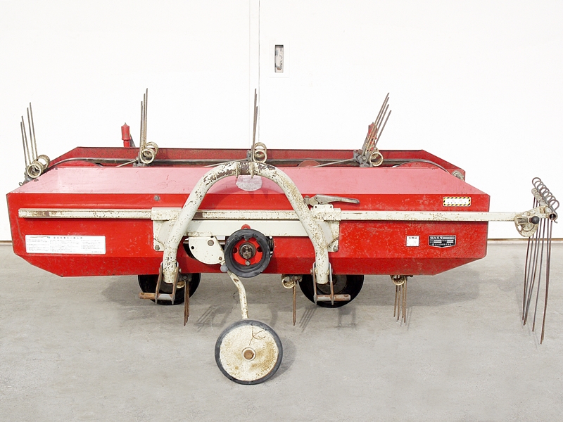 中古 トラクターアタッチメント ヘーメーカー 集草機 タカキタ HM1600 中古 トラクターアタッチメント ヘーメーカー 集草機 タカキタ HM1600