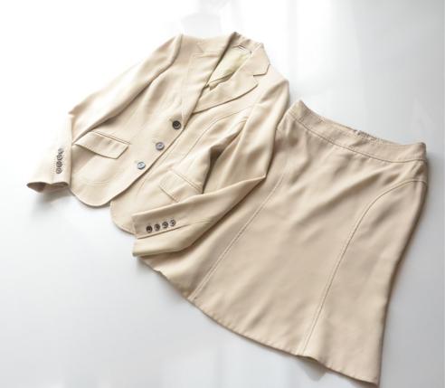  BURBERRY ジャケット スカート セットアップスーツ ベージュ 40 9号11号 バーバリー 日本製(ひざ丈スカート)｜売買されたオークション情報、yahooの商品情報をアーカイブ公開 - オークファン ひざ丈スカート