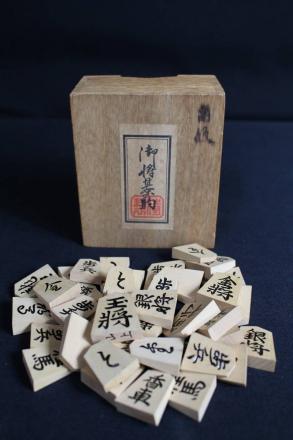 6hEX02042 天童特産 御将棋駒 山上 錦旗 将棋 駒 在銘 箱付 昭和レトロ