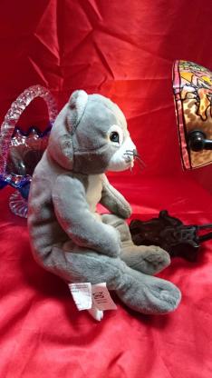 ニャンコのイラストカードが購入特典！ ヒグチユウコさんの【せかい