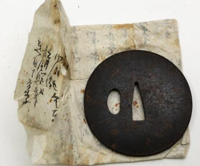  rm 丸型 鍔 日本刀 重次銘 鉄地 7.9cm&times;7.9cm 141.3g 骨董(鍔、刀装具)｜売買されたオークション情報、yahooの商品情報をアーカイブ公開 - オークファン 鍔、刀装具