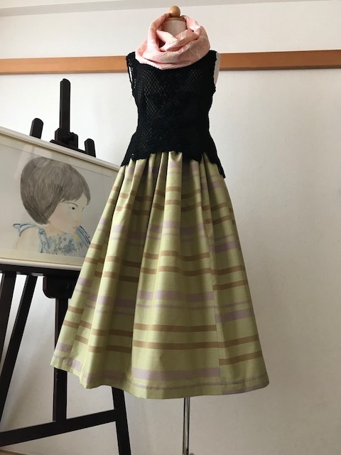 No.966 着物リメイク スカート725 未着用の若草色に横縞の紬の