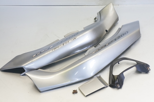 GSF750 / GSF1200 純正 シート GSF1200☆純正 テールカウル シートカウル 左右センター4点セット 検