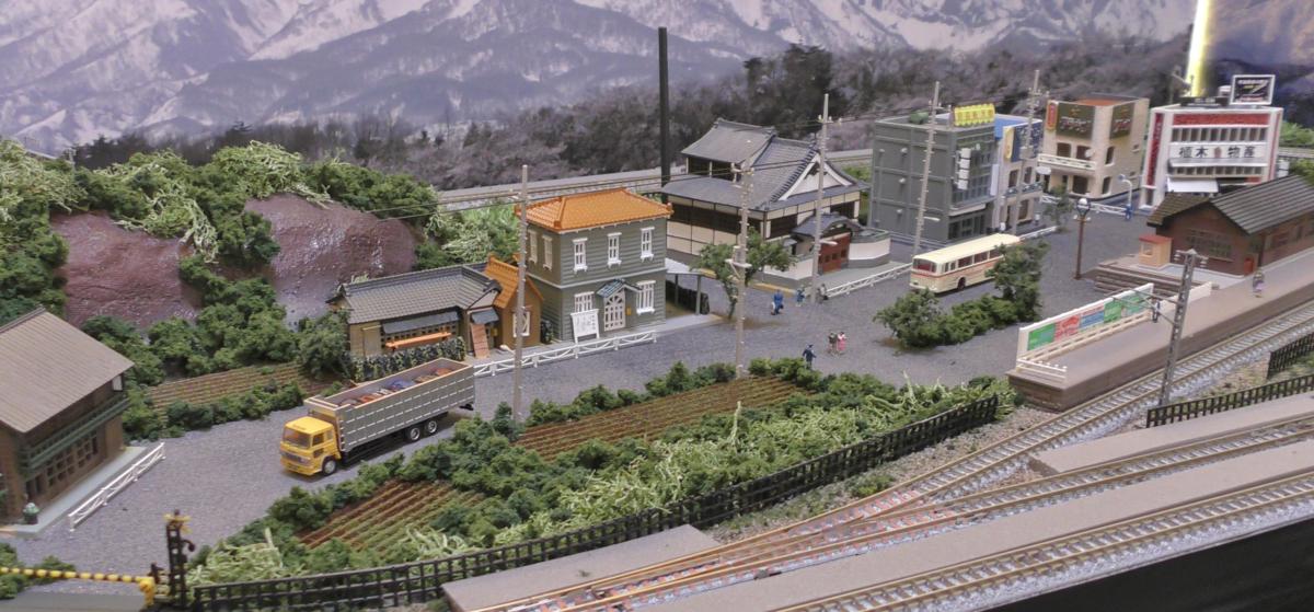 【SAZAN】鉄道ジオラマ複線レイアウト昭和の街並み(引込駅＆Ｗクロス付き）120ｘ60ｃｍ★Z