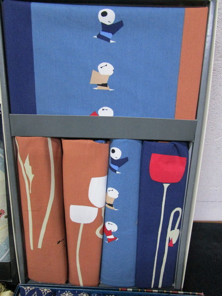 ⑤２５９　　昭和レトロ　座布団カバー　5枚組　７セット　のれん2まい　まとめて　時代　未使用保管品　黄ばみあり