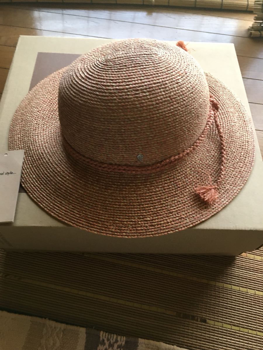 ヘレンカミンスキー 今年の夏旅のパートナーは、このラフィアハット