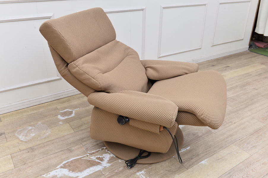 IX15◆30万円 高級家具メーカー カリモク ボディーソニック パーソナルチェア リクライニングソファー サラウンドシステム アームチェア