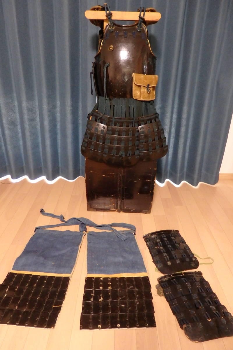 高品質，限定SALE 二枚胴 甲冑 鎧 旗指物 袖 佩楯 小物入れ ポケット付き 戦国 江戸 本歌鎧 鉄地漆 錠前付き鎧櫃(甲冑（兜、鎧）)｜売買されたオークション情報、yahooの商品情報をアーカイブ公開 - オークファ 甲冑（兜、鎧）