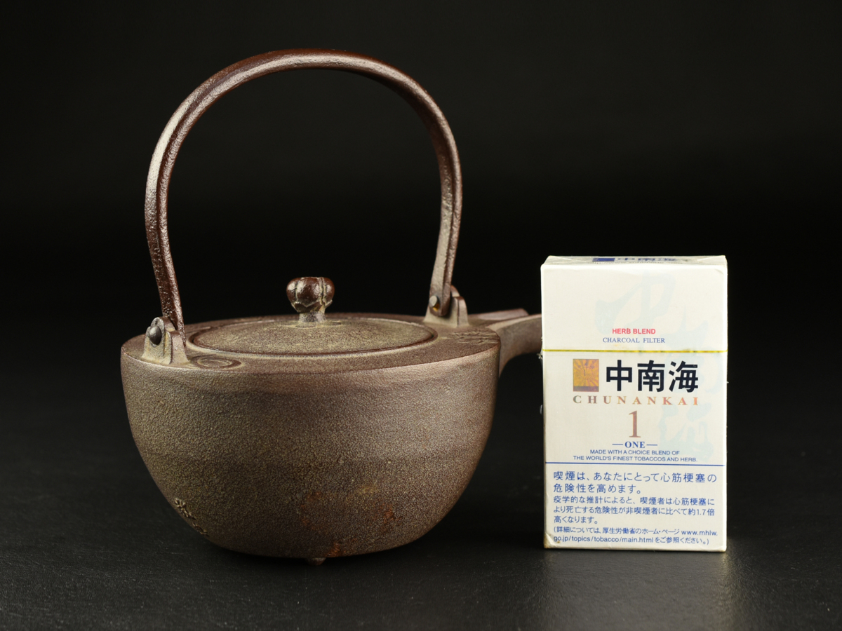 人間国宝 釜師 高橋敬典 造「松地紋 銚子」 古多】人間国宝 釜師 高橋敬典 替蓋付 松地紋銚子◇在銘/共箱/古美術