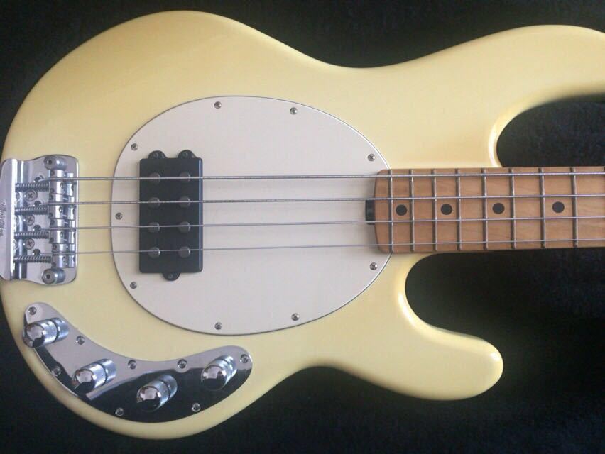 Musicman Stingray USA ホワイト 白 色ヤケ有 裏通し 完動品 傷少な目