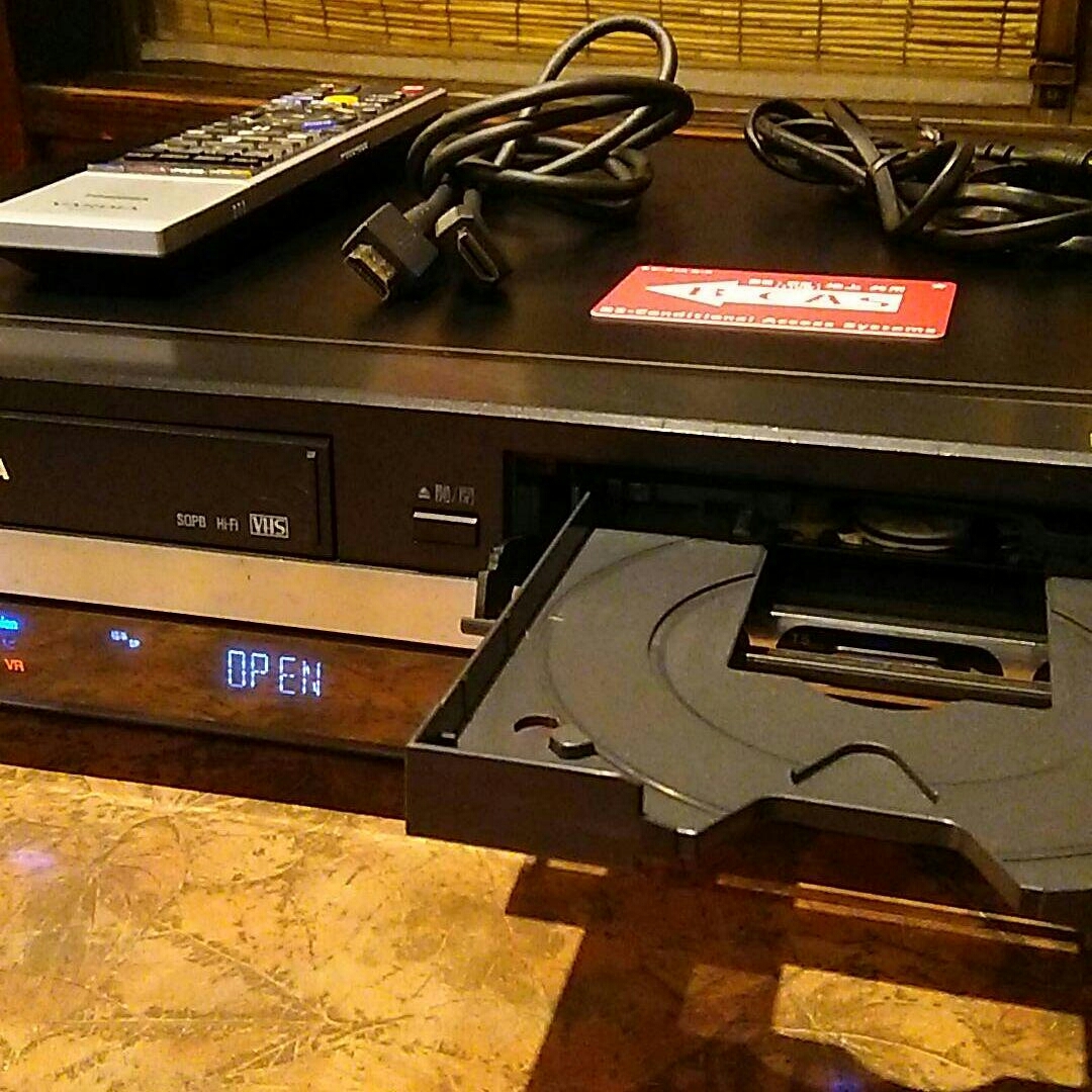 東芝 VARDIA RD-W300 TOSHIBA ◎TOSHIBA VHS一体型 - VHS一体型HDD⁄DVD