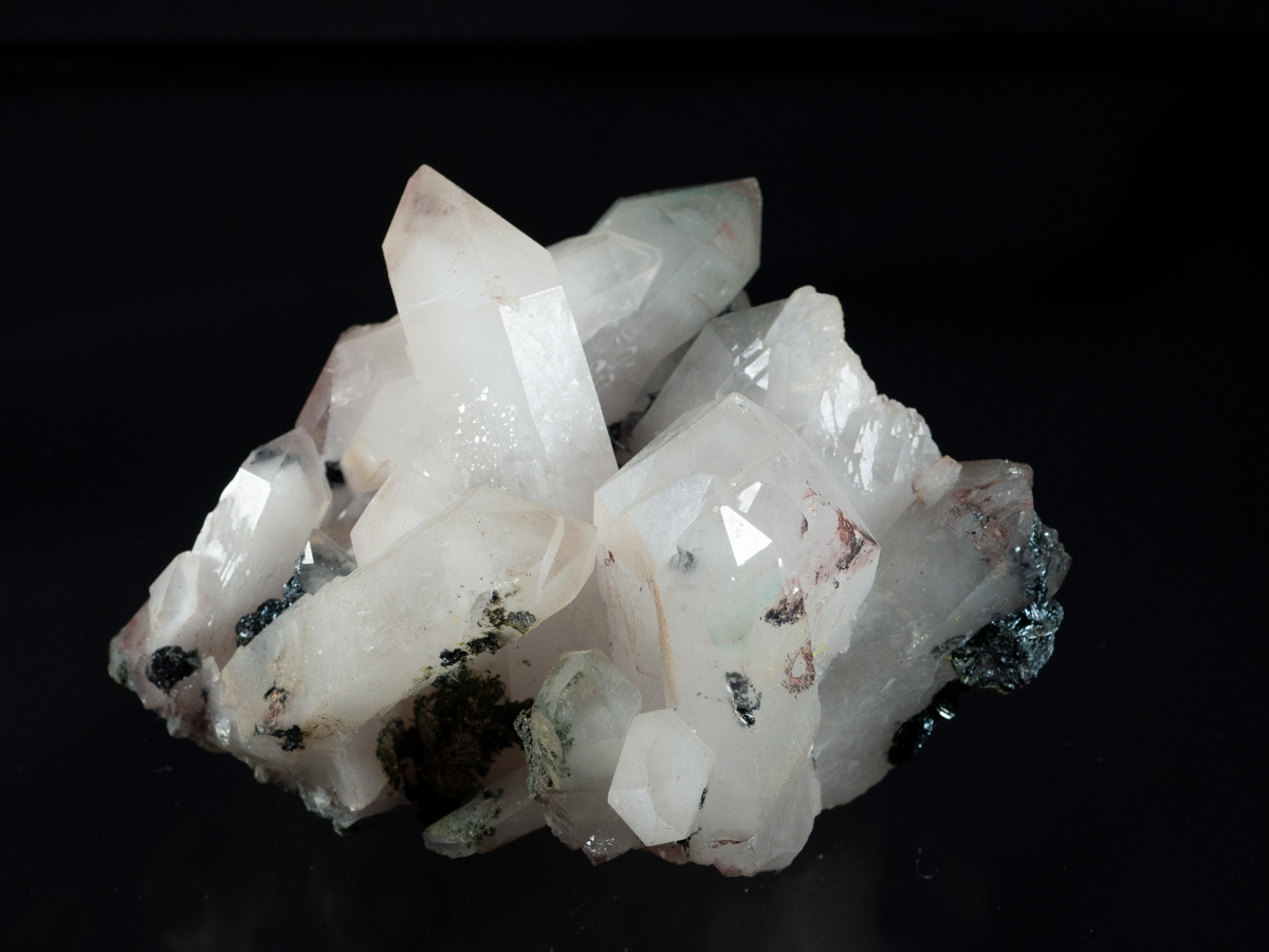 アホー石入り水晶 (Quartz with Ajoite inclusions) アホー石入り