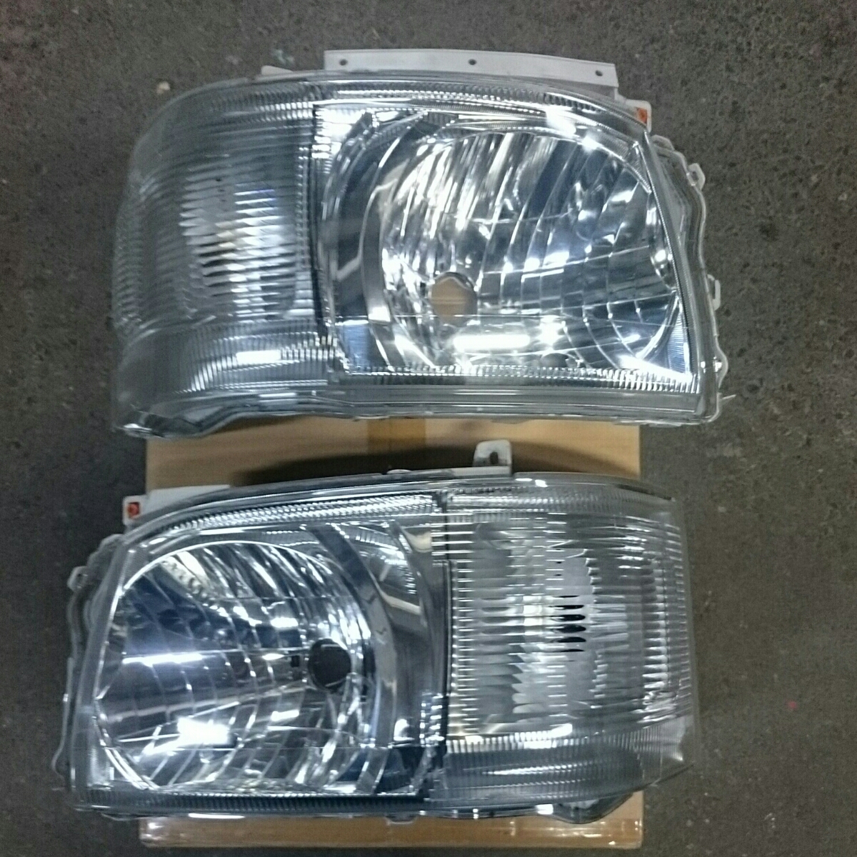 トヨタハイエースヘッドライト純正200系1型2型適合純正電動