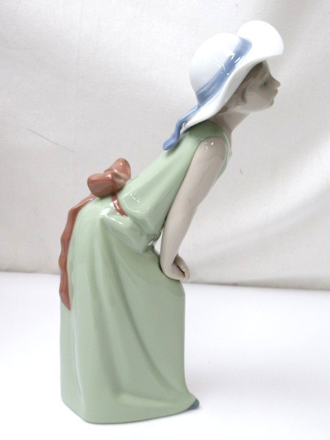 LLADRO リヤドロ フィギュリン 鏡の前で（若草色の少女） リヤドロ